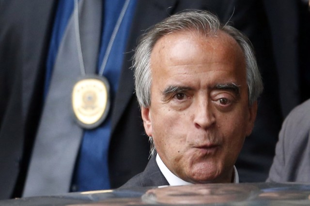 ADSA146   BSB -  02/12/2014  -  CPMI PETROBRÁS / ACAREAÇÃO -  POLITICA - Nestor Cerveró saindo após a  CPI Mista da Petrobras reunida para fazer a acareação entre os ex-diretores da Petrobras Paulo Roberto Costa e Nestor Cerveró, no Senado Federal,  em Brasilia.  FOTO: ANDRE DUSEK/ESTADAO